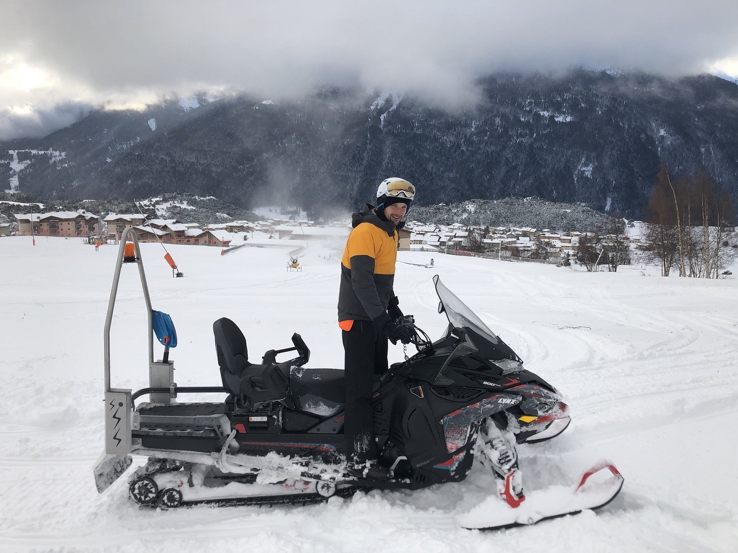 Technicien debout sur motoneige