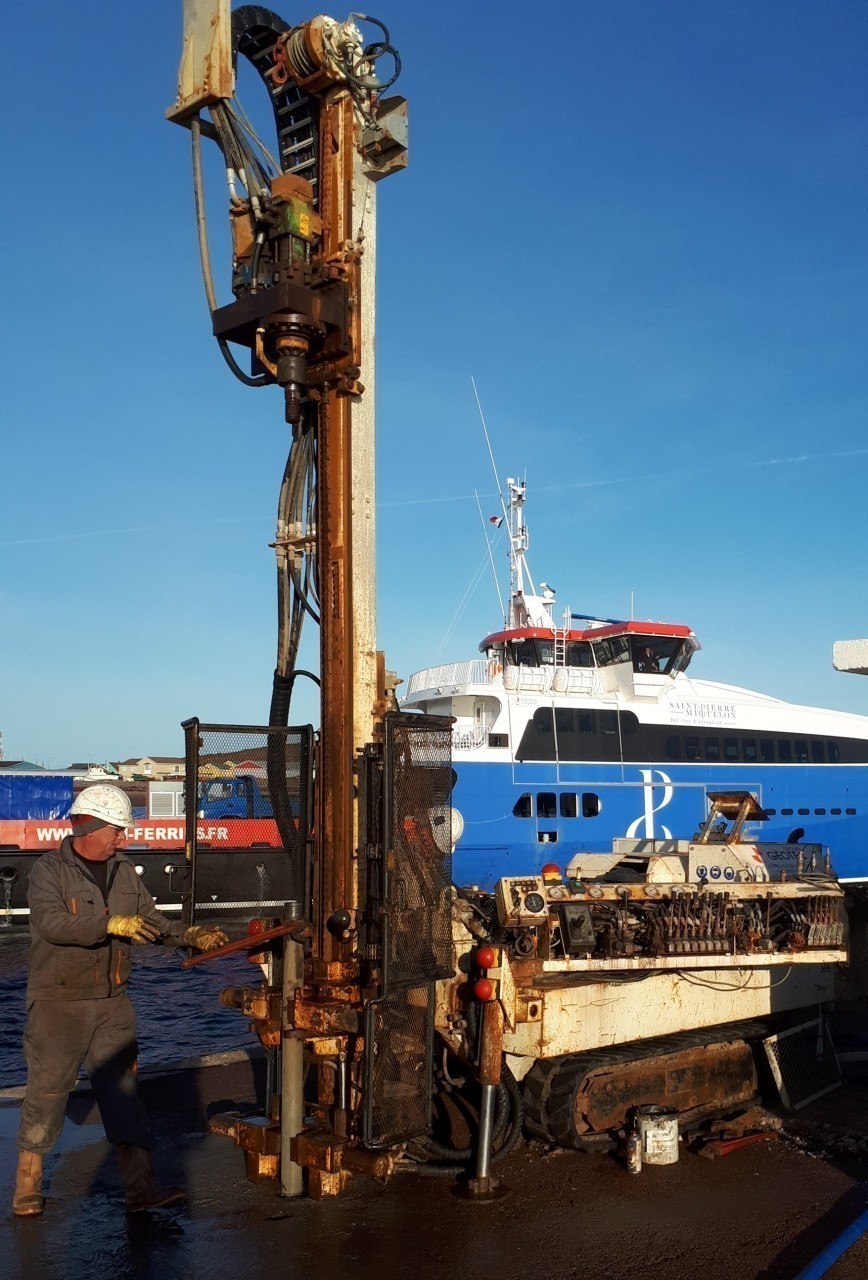 Sondeuse sur port de Miquelon