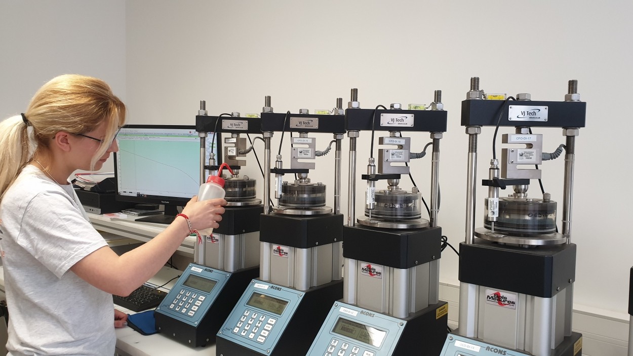 Technicen laboratoire devant oedomètres