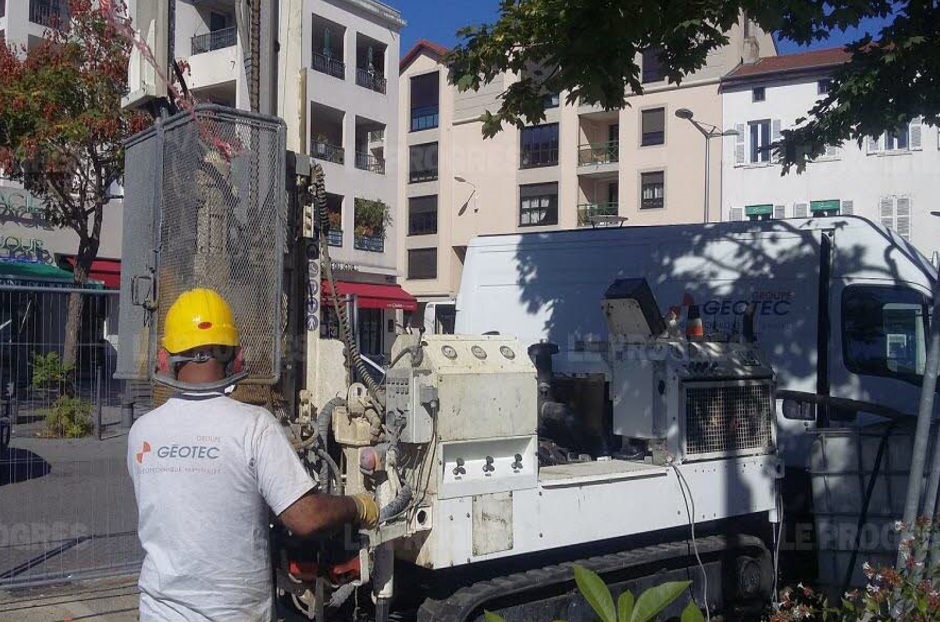 Homme travaillant sur une sondeuse