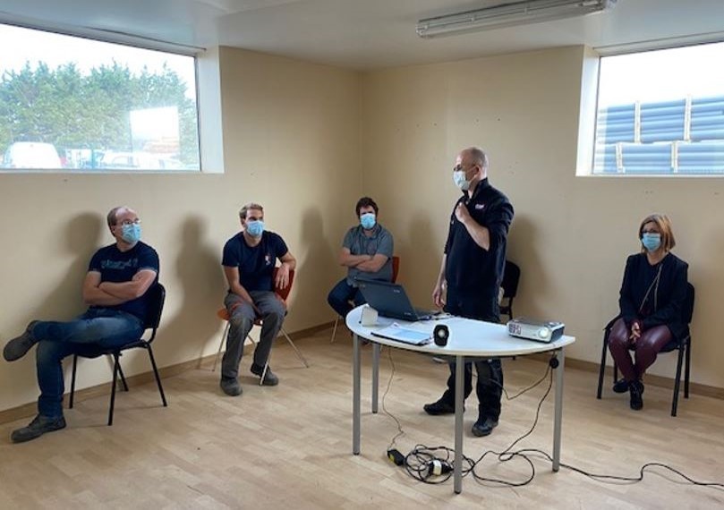 Personnes en formation écoutant un instructeur