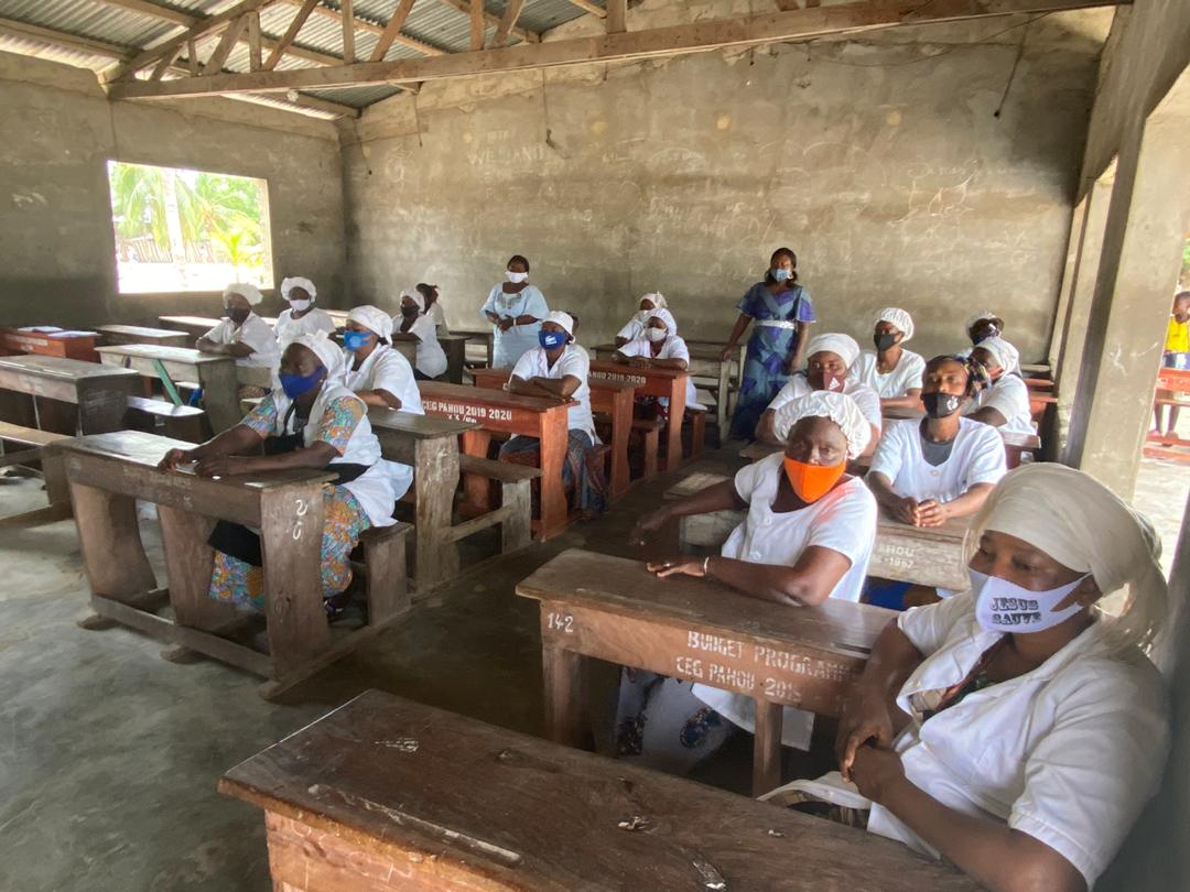 Femmes étudiantes dans le village de Pahou en Afrique
