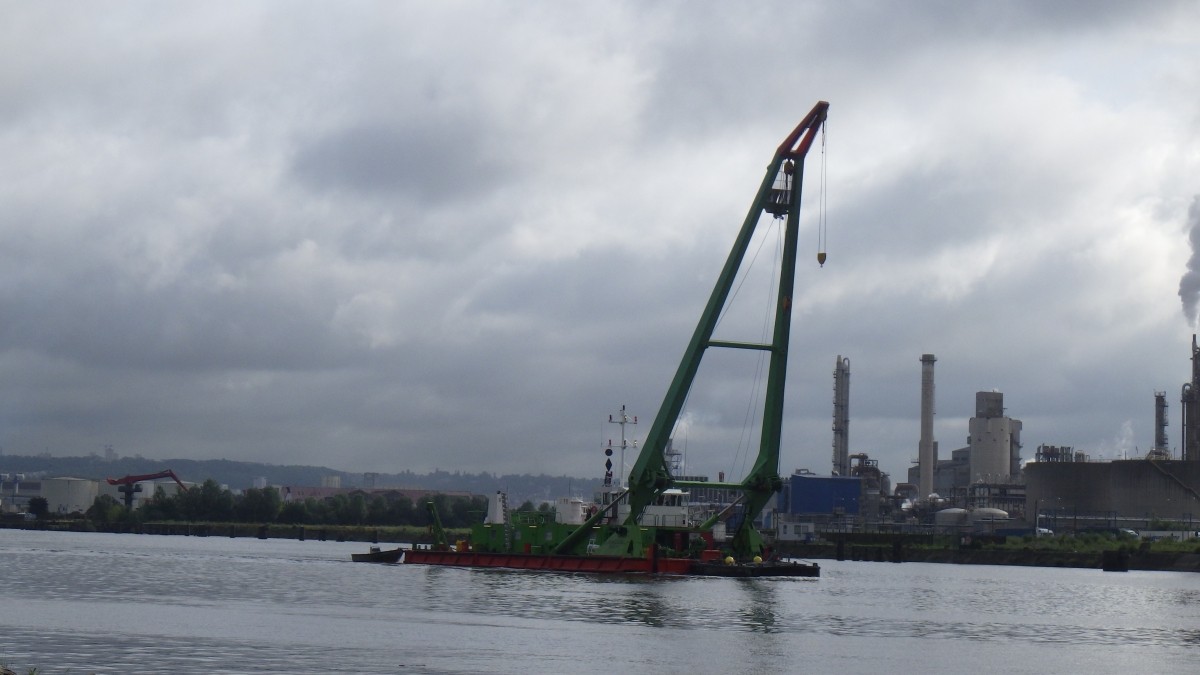 Barge dans le port de Rouen