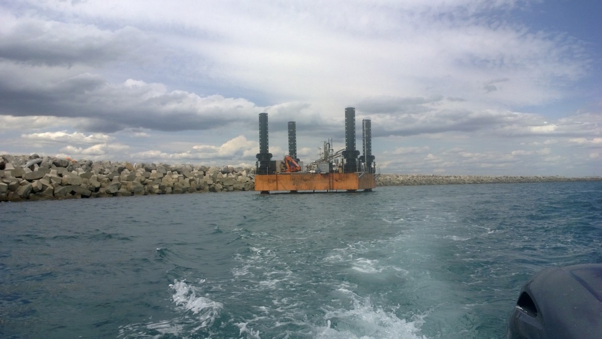 Barge en mer pour projet digue Fluvio