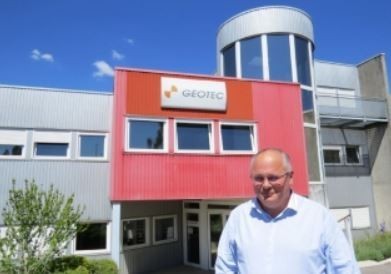 Responsable d'agence devant les locaux Géotec