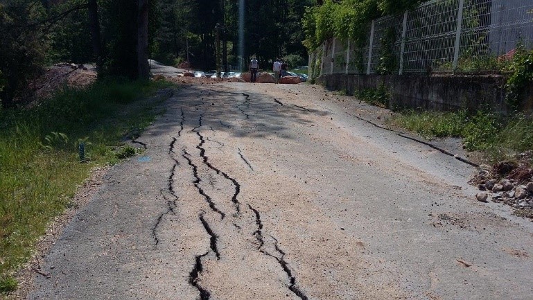 Route fissurée