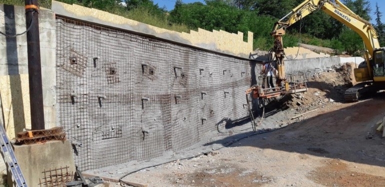 Pelleteuse contre une paroi