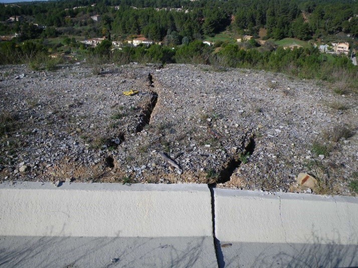 Fissures ouvertes au niveau des caniveaux
