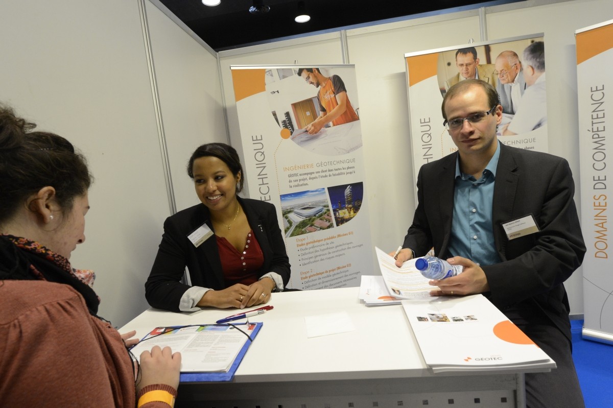 Participants sur stands salon Geologia
