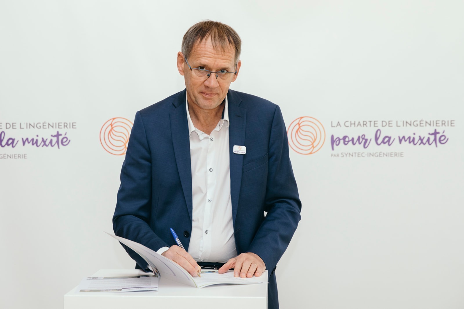 Olivier Barnoud signe la charte mixité 2