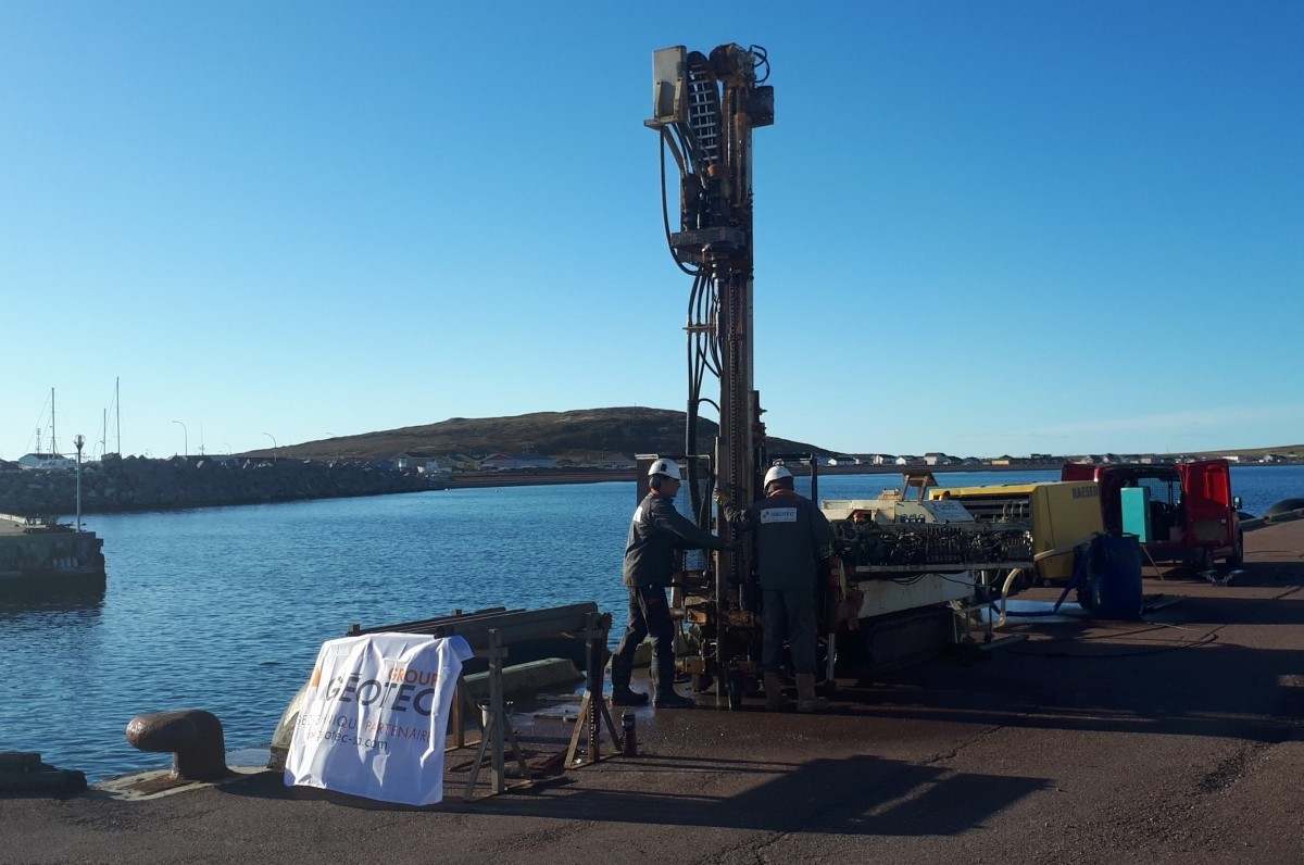 Sondeuse sur port de Miquelon