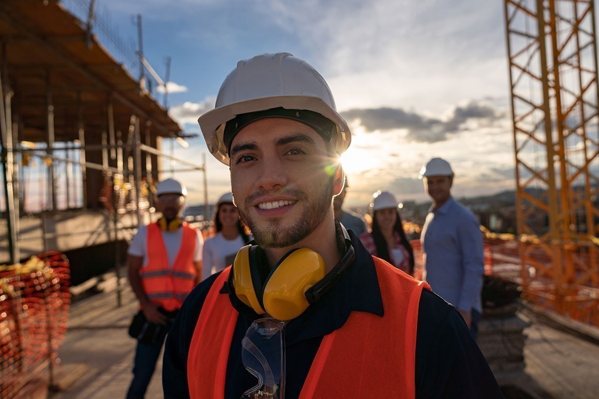 Jeune-homme-souriant-sur-chantier