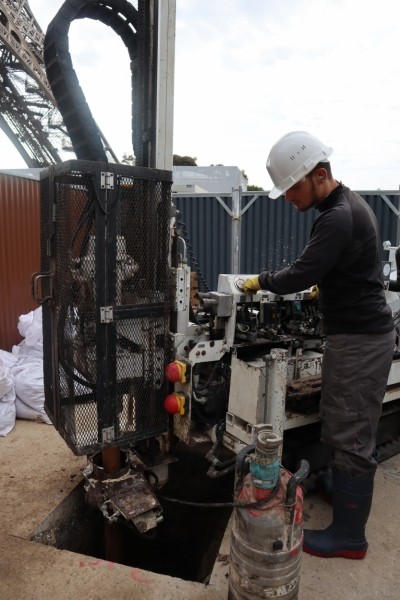 Sondeur travaillant sous la Tour Eiffel