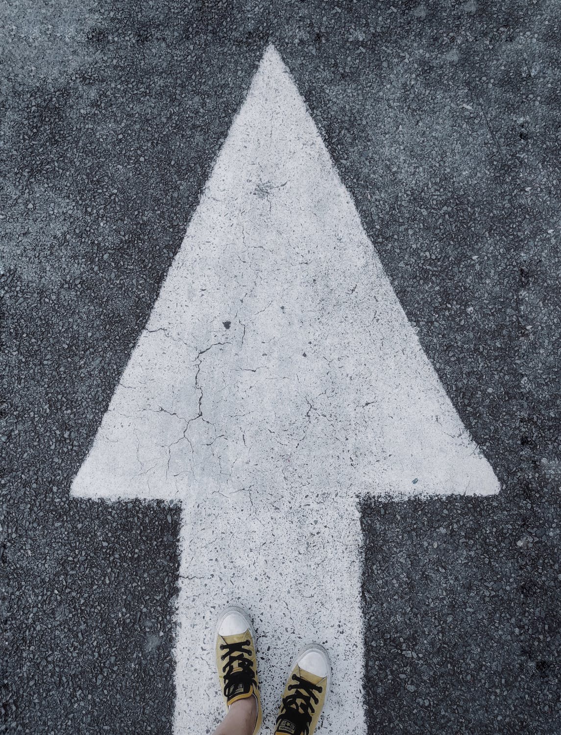 White-arrow-on-the-ground