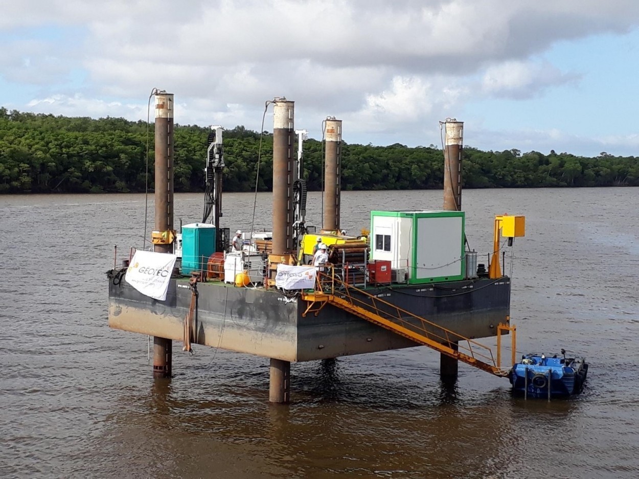 Barge sur fleuve
