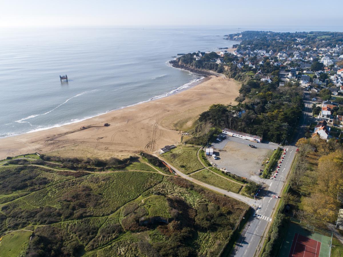 Vue du ciel côte bretonne et barge en mer