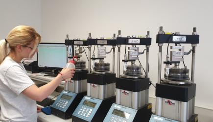Technicen laboratoire devant oedomètres