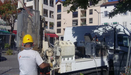 Homme travaillant sur une sondeuse