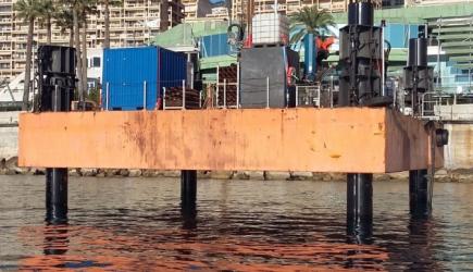 Barge en mer à Monaco