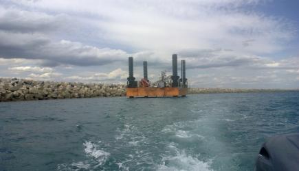 Barge en mer pour projet digue Fluvio