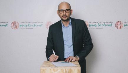 Frédérc Barnoud signe la charte Climat Syntec-Ingénierie