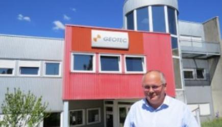 Responsable d'agence devant les locaux Géotec