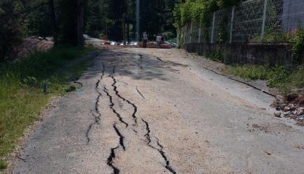 Fissures sur une route