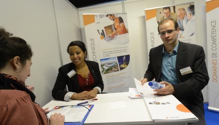 Participants sur stand salon Geologia