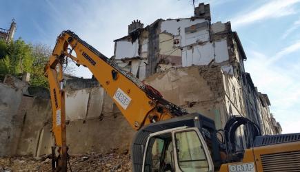 Tractopelle sur chantier à Aubagne