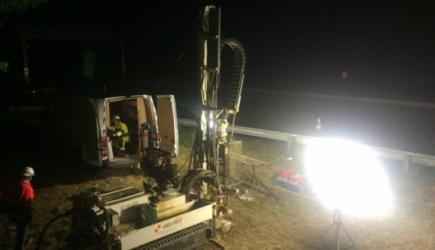 Chantier de nuit sondeuse sur autoroute