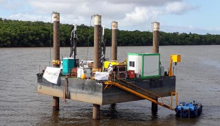 Barge sur fleuve